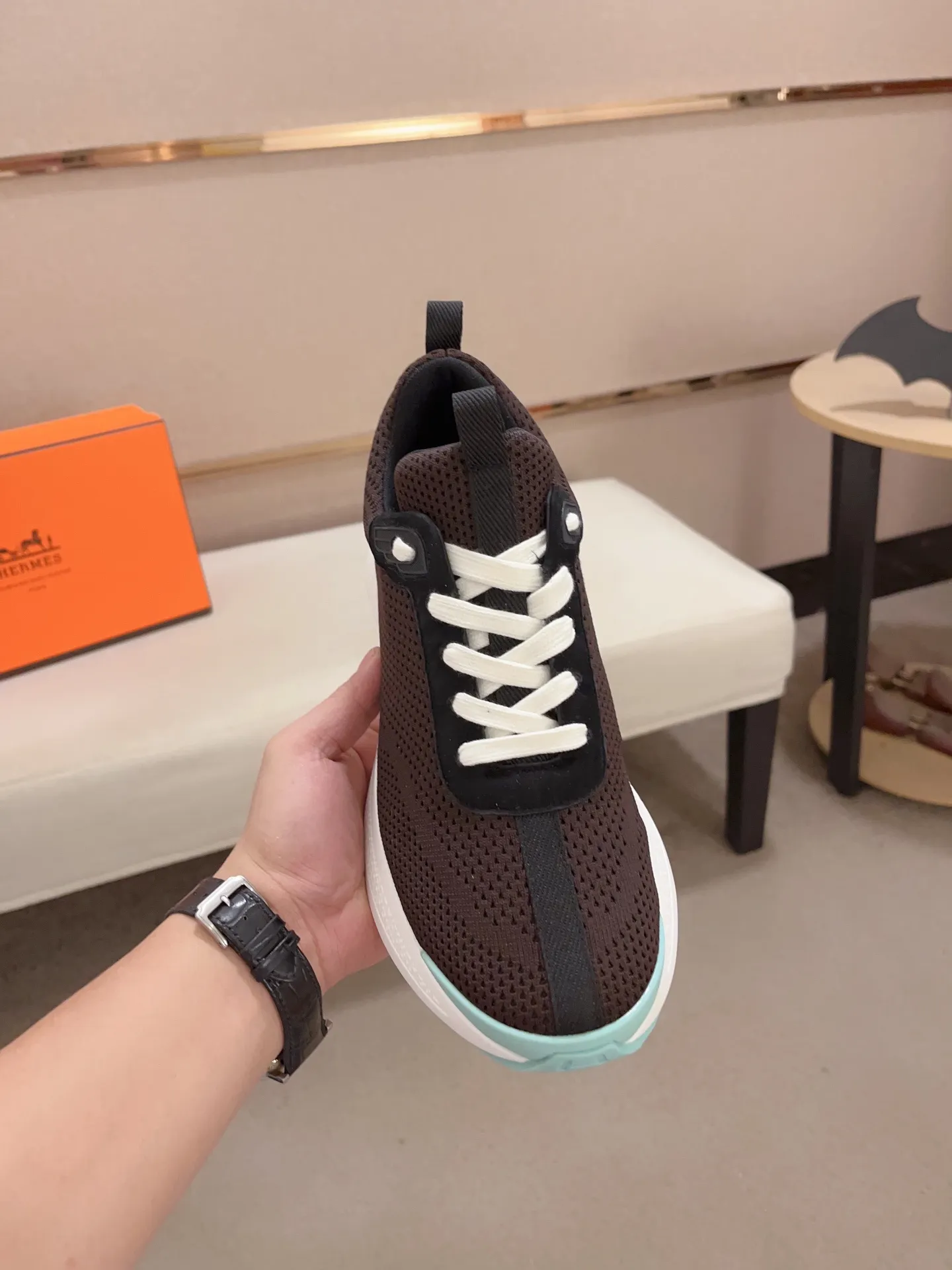 Factory price: 540💰《HERMES》【Classic original single version】Hermès; top 🔝purchasing agent🔍🔍men's latest 🇺🇸 counter sales simultaneously, original imported from Italy ▲▲silk cowhide with breathable fabric ▲▲ (high-end ·Exquisite·Grade) Exquisite workmanship (Italian 🇮🇹Imported water-dyed 🐂cowhide lining) Sole: Original sole provided by the original factory, ⚠️Exclusive double-layer activity·TPR·Rubber·Combined molded outsole; Super·comfortable·wear-resistant·non-slip·environmental protection The real thing is more beautiful if you take the real thing (high quality, follow the order), you can enter and exit the counter at will * Number of yards: 38·39·40·41·42·43·44# (can be customized 45.)